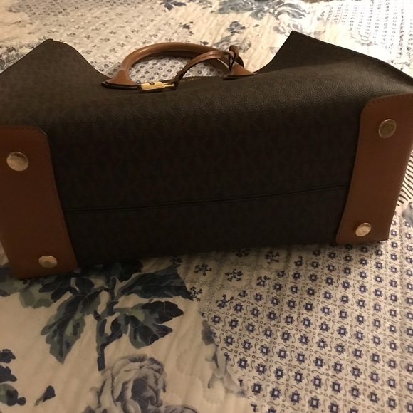Michael Kors Large Mercer Tote - Picture 2 of 5